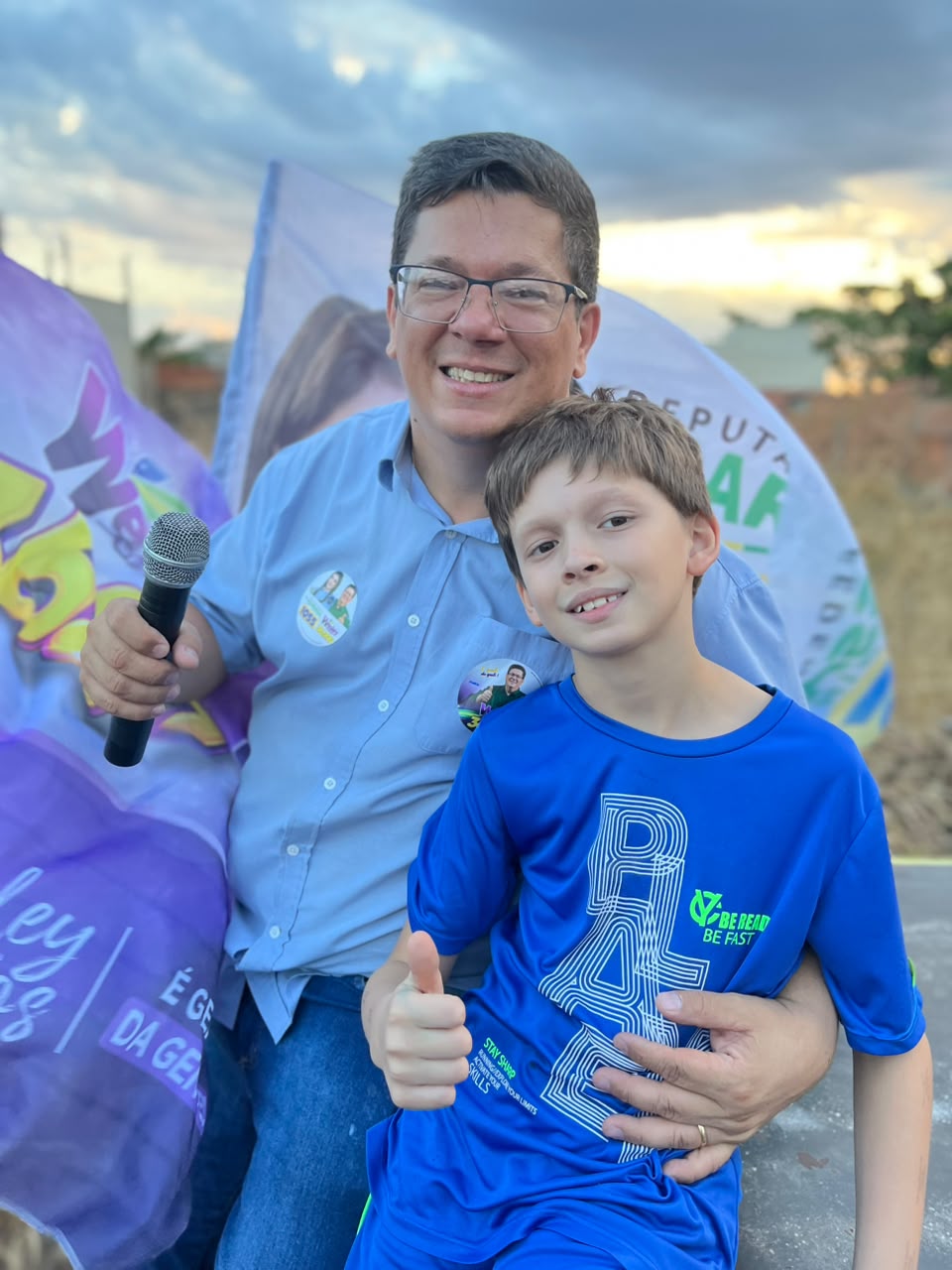 Wesley Santos em registro com participante de atividade de campanha