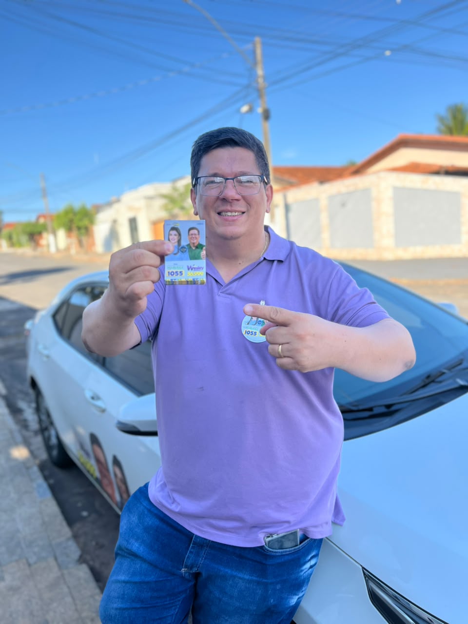 Wesley Santos exibindo material oficial de campanha